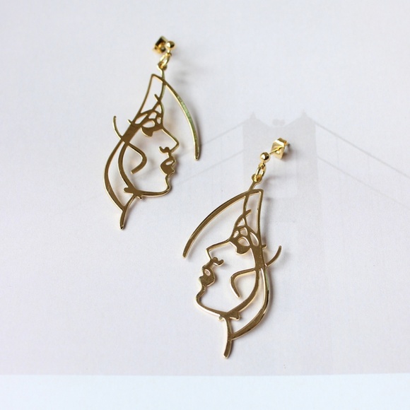 Unique Design//Minimalist Face Beauty Drop Earring - Picture 4 of 5